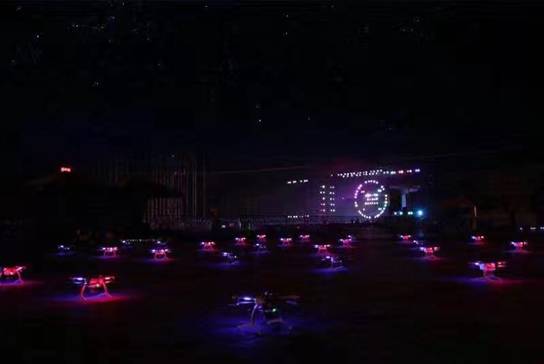 当晚，尽管秋夜微凉，但国博会展中心却被涌进现场的50000名重庆市民的热情“炸裂”。蕴涵重庆码头文化精髓的川江号子感染力十足，顶尖舞台3D互动制造出里约奥运开幕式般的如梦如幻。